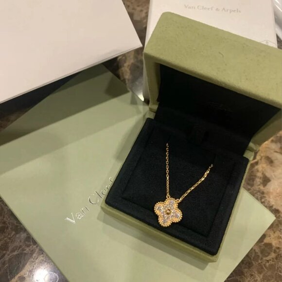 💎🌈Authentic💎🌈Van Cleef & Arpels Necklace💎🌈 - Picture 4 of 8